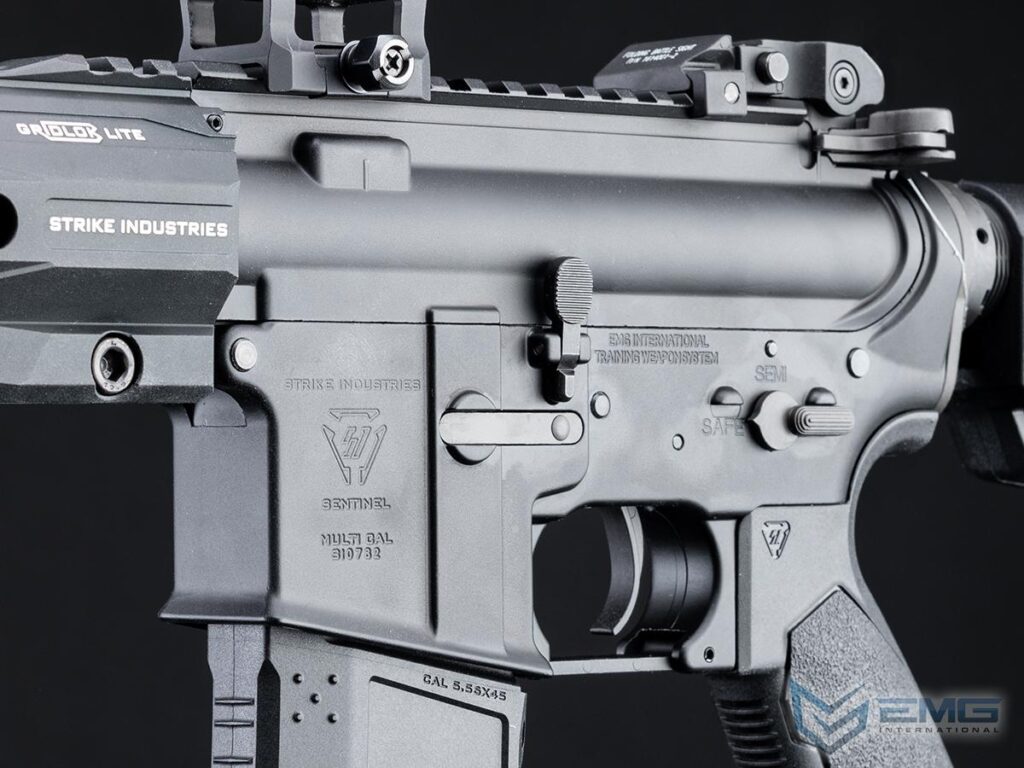 AR-15 EMG Strike Industries con Guardamanos GRIDLOK para Airsoft (Modelo: Sentinel / Color: Negro / Riel de 15") - Imagen 5