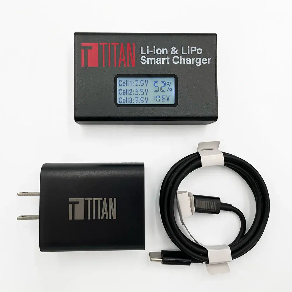 Charger_Brick_Cable Cargador de Baterías LiPo / LiIon Inteligente TITAN con Pantalla y USB-C - Imagen 1