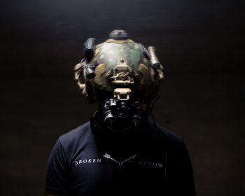 Camiseta Premium con Diseño Original "Forward" de Broken Arrow® - Imagen 4