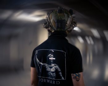 Camiseta Premium con Diseño Original "Forward" de Broken Arrow® - Imagen 3
